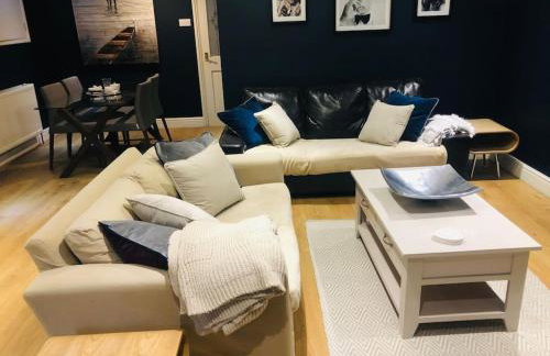 2 double bedroom large modern self contained apartment Free parking - Foto 2