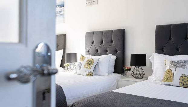 Skyvillion - Enfield 4bed House W Garden & Parking - Photo 2