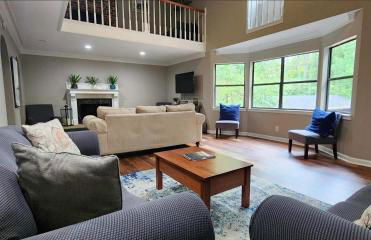 Large Hillside Retreat with Pool and Hot Tub - Foto 7