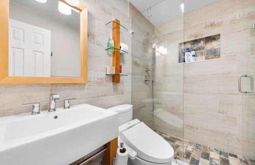 Boho Tiki Villa w Heated Saltwater Pool, King Beds & 6TVs - Photo 30