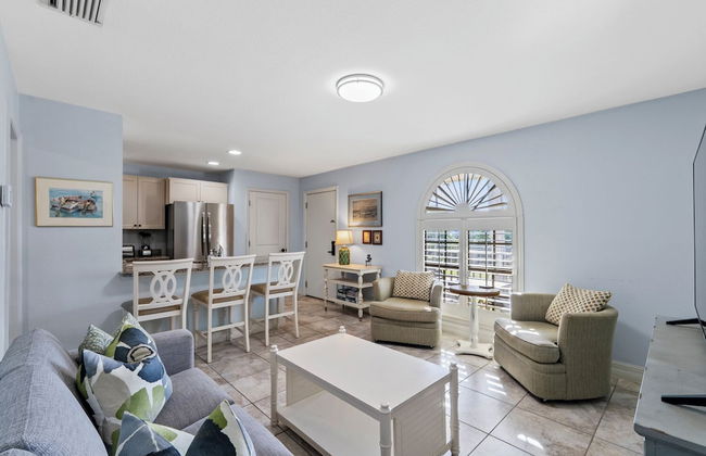 Le Monaco - Romantic 1 BR Condo Steps from 5th Ave S. Chic Coastal Retreat with King Bed and Beach Access. Perfect Location for Couples Near Dining, Shopping, and Naples Beach - Photo 10