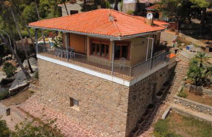 casa y piscina en un parque natural - Photo 2