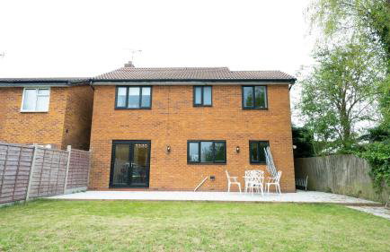 Stylish 4-Bed House in Arley - Photo 29