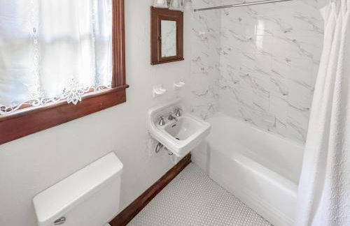 Cozy Victorian Apartment Downtown Sleeps 5 - Foto 12