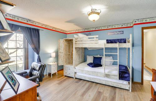 3,000-Sq-Ft Group Getaway with Pool Near Kansas City - Foto 17