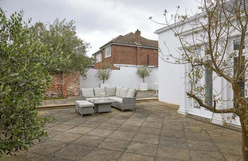 Double-Bed Bedroom, Living Room and Kitchenette, private Bathroom and Utility Room available at Willow House, Shepperton - Foto 34