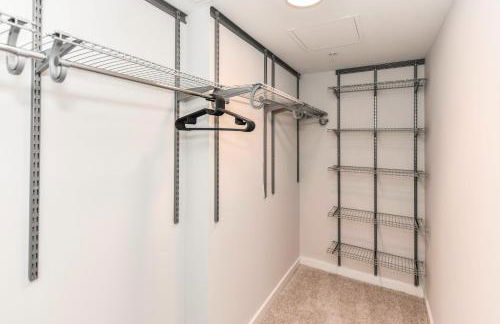 Posh 2BR Retreat Gym, Prkng and Scenic Rooftop - Photo 24