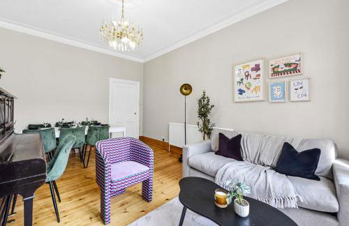 Spacious 4BR Home with Garden Close to Transport - Foto 3