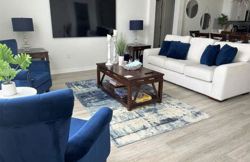 580 - Stunning Renovated Home with Large East Facing Pool Deck Overlooking Preservation Area and Games Room - Foto 42