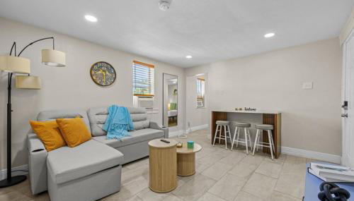 Remodeled 2BR Apartment w/ Garden Deck - Photo 5