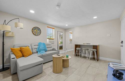 Remodeled 2BR Apartment w/ Garden Deck - Photo 5