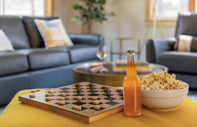 Sweet Pine Deck + Hot Tub, Cozy Modern Interior Close to Ski Resort! - Foto 8