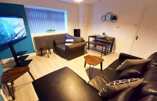 Spacious & comfy 4 bed house, 6 Beds, Free Private Parking & Wifi - Foto 38