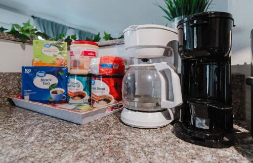 Entire Private Home with 4 Bedrooms 2 Bathrooms, Garage & Gated Yard, Near San Diego Gaslamp, Beach, Available Now - Foto 19