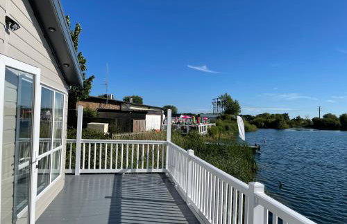 Chichester Lakeside Holiday Park Lakefront Lodge - Foto 9