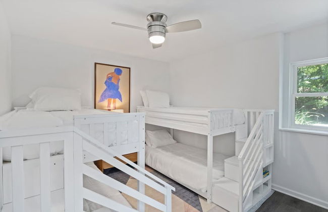 Luxury Waterfront Lakehouse With Private Dock Views - Photo 21