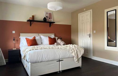 Large 4 Bedroom 3 Bathroom Town House with Secure Parking by Amazing Spaces Relocations Ltd - Foto 3