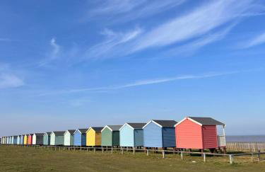 The Bird's Nest by Sheppey Stays- Pet Friendly Cozy Coastal Escape - Sleeps 6 with Parking - Great Rates for Long Stays - Photo 25