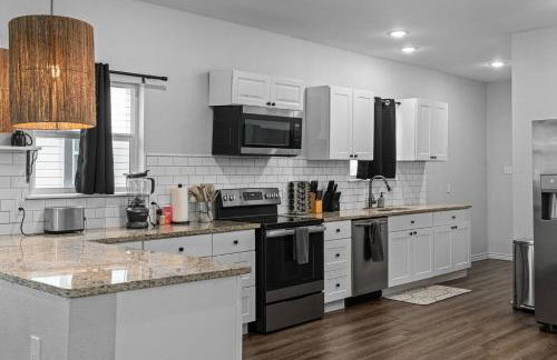 Spacious 4BR Home with Pool, Hot Tub & Games - Foto 14
