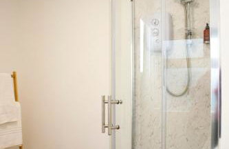 6 BR 3 Bath Spacious Tudor House & Free Parking - Foto 29