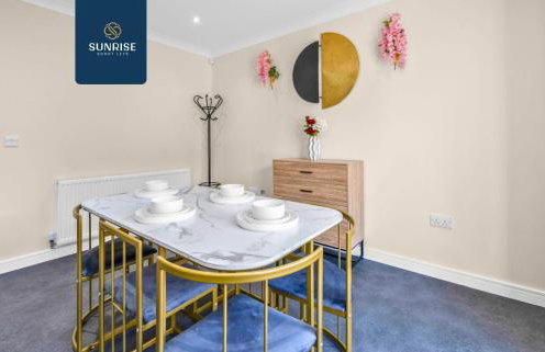 L1 - INVOICE and REDUCED PRICE only via SUNRISE SHORT LETS DUNDEE, Large 4 Bedroom House with 6 Beds and 3 bathrooms, TVs in each room, Free Parking, Fully Equipped, Local Amenities, Easy Ring Road Access, Special Rates and ONLY 9 Mins to STANNERGATE Port - Foto 17