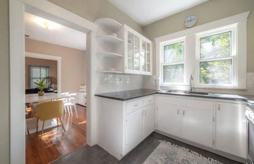 Historic & Cozy Bungalow by Downtown - Foto 17