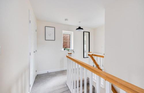 Detached House in Brooklands - Prime Location - Driveway Parking, Self-Check-In, Fast WiFi and Smart TV by Yoko Property - Foto 17