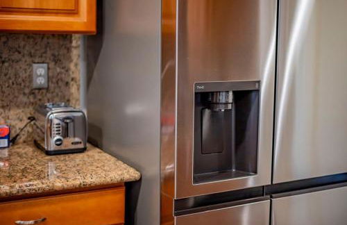 Peaceful Family Home with 3 Bedrooms and 2 Bathrooms - Photo 9