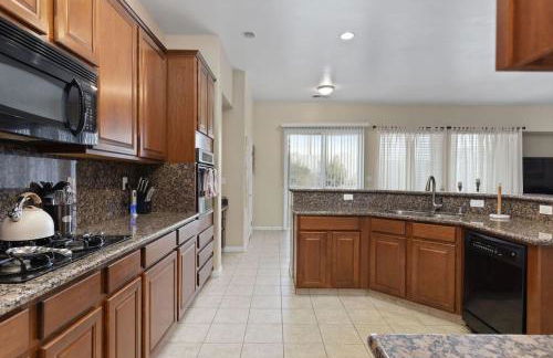 Stylish Silver Falls 4BR KING Master Game Room - Photo 6