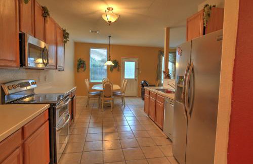 Quiet Arlington House with Yard near Joe Pool Lake! - Foto 8