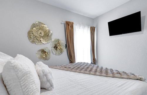 Stylish Hot Tub Retreat BBQ Yard Games WiFi Pets - Foto 40