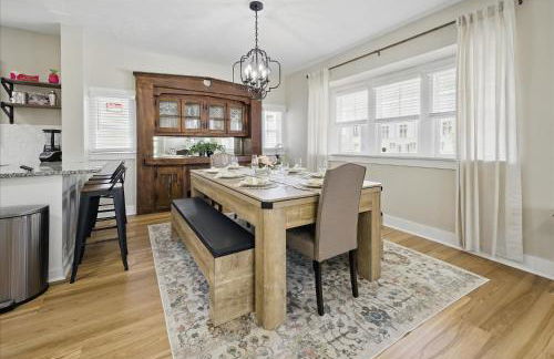 Family Spacious 5BR Retreat w Game Filled Basement Suite - Foto 11