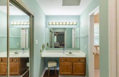 Lrge 5 BR 9 Beds Near DC-Pool, Hot Tub, Gym, Game Rm, Fire Pit - Foto 28