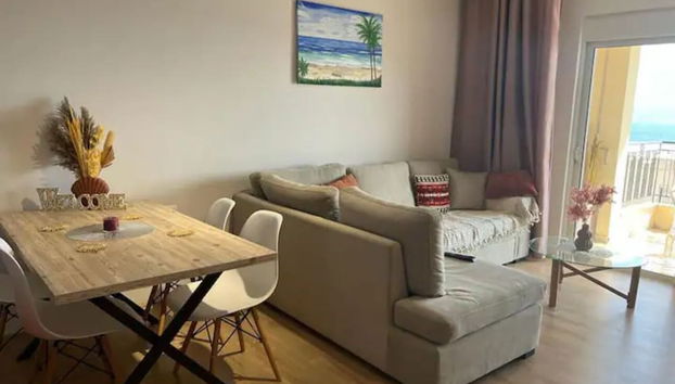 Yellow Apartment Saranda - Foto 2, Servicio de comidas en la habitación