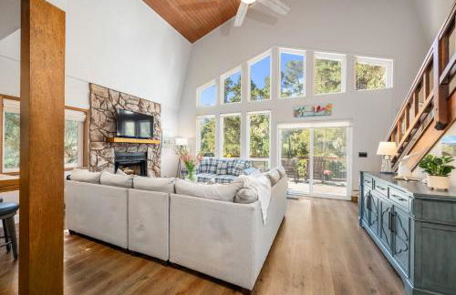 Forest Home with Deck, EV Station, King Beds - Foto 2