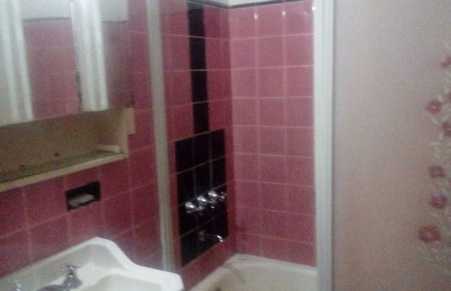 Room in Guest Room - Negotiating Men: Special Guest Artists - Foto 10