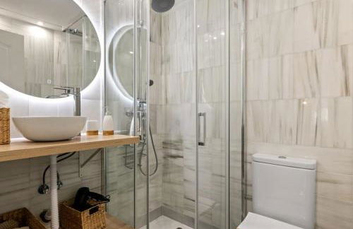 Beautiful 3 Bed Stylish & Cozy Apartment - Susanna Suite - Photo 19