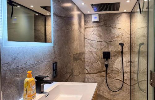 T&K Apartments - 8 Room Detached house - 6 min to Messe DUS - Private Parking - Foto 17