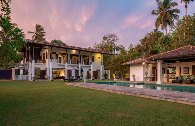 Lovely Lakeside Villa With Large Pool Poolside Dining - Foto 4