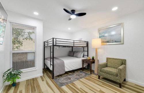 Arlington Entertainment District Home Green & White Door - Foto 76