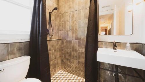 2BDR 2BATH Prime Location Walk to Forsyth Park! - Foto 3, towels, Shower