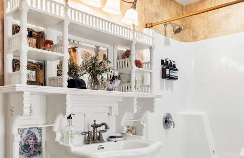 Hot Tub and Large Yard Elegant Deansboro Getaway - Foto 17