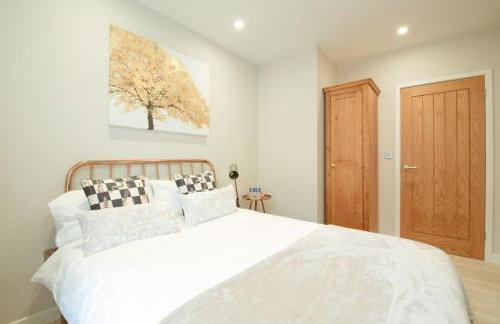 Elegant Epsom Flat in Period Building - Photo 19