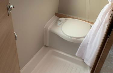 5 Sterne Wohnwagen direkt an der Messe - beheizt- inklusive Stellplatz & WLAN - New CARAVAN at Fairground - inclusive CaravanParking & WLAN - direkt Messegelände-Duschräume vor Ort - Kitchen - Heating - Foto 19