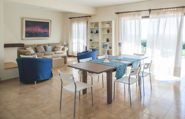 Absolute Villa by Stylish Stays - Photo 32