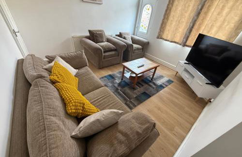 Leeds Serviced Accommodation - Apartments - 3 Bed House-Close To Centre -M621 & M1 - Contractors - Business Travellers - Families - Photo 4