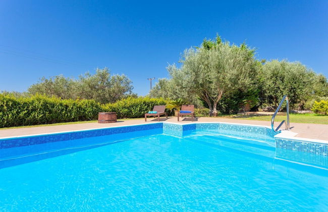 Villa Eufrosini Large Private Pool Walk to Beach Sea Views A C Wifi Car Not Required - 2301 - Foto 10