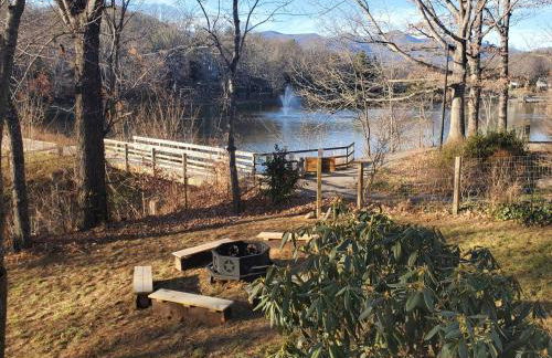 Stylish Lake Hs w/ hot tub: Walk to Blk Mtn Shops - Foto 15