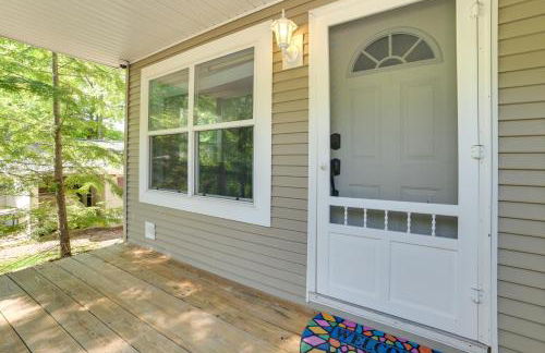 Walloon Lake Getaway with Fire Pit - Walk to Water! - Foto 23