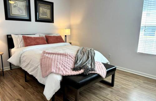 Bright Spacious Renovated Home Master on Main - Foto 28